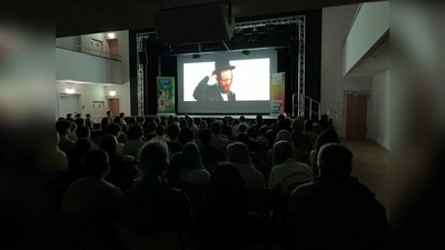 160 Schülerinnen und Schüler schauten im zum „Kinosaal” umfunktionierten Stockmann-Saal des Thoma-Hauses den Film. (Foto: Runder Tisch gegen Rassismus Dachau e.V.)