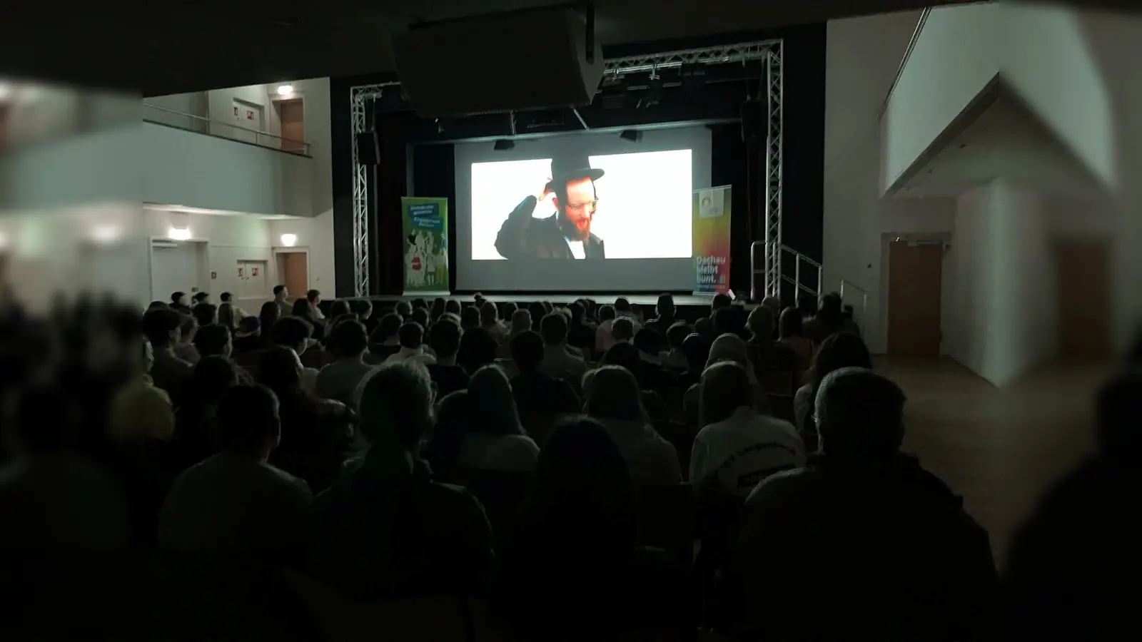 160 Schülerinnen und Schüler schauten im zum „Kinosaal” umfunktionierten Stockmann-Saal des Thoma-Hauses den Film. (Foto: Runder Tisch gegen Rassismus Dachau e.V.)