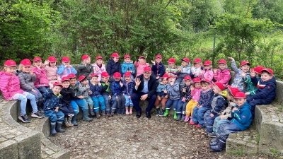 Jannis Baumgartner von der Sparkasse umringt von den Burgkindergarten-Kindern. (Foto: Sparkasse)