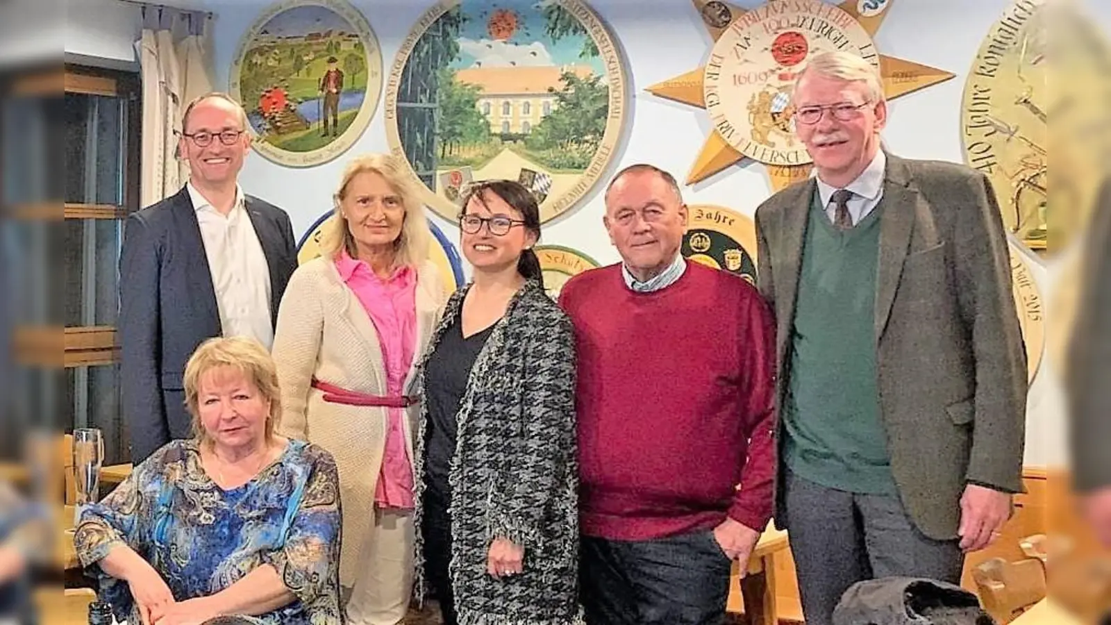 Diskutierten zum Thema Rente (von li) Bernhard Seidenath MdL, Renate Enzensberger (FU), Dr. Barbara Klopstock (Sozialministerium), Bernhard Gaigl (KV Senionenunion), Burkhard Haneke (Stv. Kreisvorsitzender) und vorne Brigitte van Dyck (FU). (Foto: CSU)