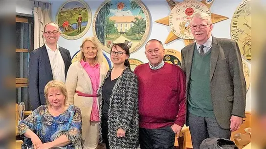 Diskutierten zum Thema Rente (von li) Bernhard Seidenath MdL, Renate Enzensberger (FU), Dr. Barbara Klopstock (Sozialministerium), Bernhard Gaigl (KV Senionenunion), Burkhard Haneke (Stv. Kreisvorsitzender) und vorne Brigitte van Dyck (FU). (Foto: CSU)