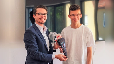 Kreisgeschäftsführer Dennis Behrendt (li) mit dem neuen Azubi Thomas Kölbl. (Foto: BRK Dachau)