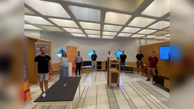 Der Sieger des diesjährigen Wettbewerbs &quot;Die Gute Form&quot; Lukas Kiermeier (li) von der Schreinerei Kottmair &amp; Zotz GmbH und seine Schreinermitprüflinge (von li) Sabrina Steinau, Sparkasse, Ulrich Dachs, Innungsmeister, Nils Isemann von der Schreinerei Fritz Hammerl GmbH München, Lukas Blaumoser von der Schreinerwerkstätte Thomas Mayr-Schütz, Leon Kern von der Schreinerei Benno Huber in Petershausen, Simon Grahammer von der Schreinerei Grahammer Eisenhofen und Quirin Jelinek ebenfalls von der Schreinerei Huber in Petershausen.  (Foto: Sparkasse)