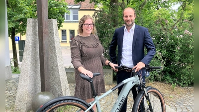 VR-Geschäftsstellenleiter Johannes Lerchl überreicht der Gewinnerin Isabella Huber das E-Bike. (Foto: VR-Bank )