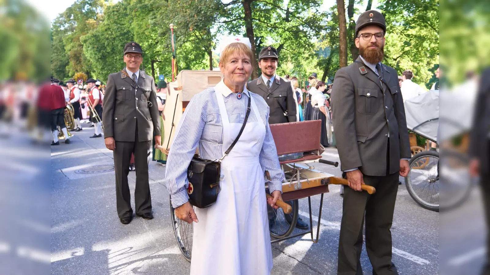 Angelika Gumowski, Johannes Niedermeier, Bernhard Seidenath und Tizian Bartling mit der Handmarie. (Foto: BRK - Kreisverband Dachau)