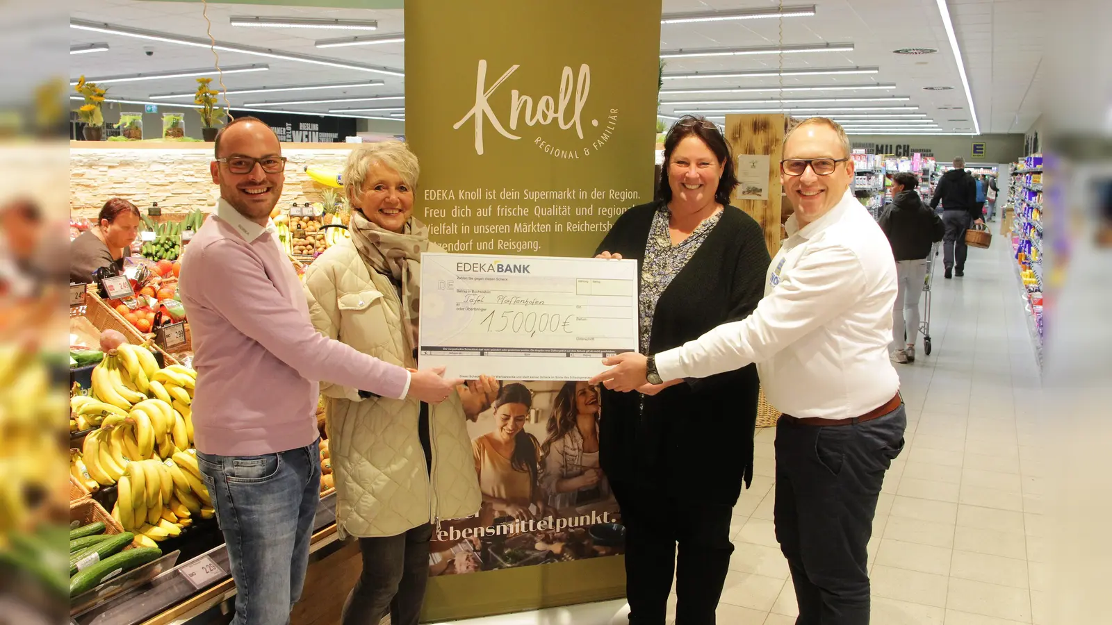 Spendenübergabe mit (von li) Alex Knoll, Anne Bienlein, Elisabeth Leo und Max Knoll im EDEKA-Markt Jetzendorf. (Foto: ek)