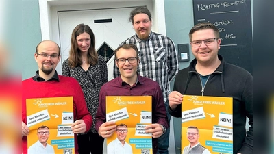Die Vorstandschaft (von li) Andreas Brüstle, Daniela Erhorn, Markus Erhorn, Lucas Kolodziej und Anthony Hohenegger. (Foto: FWD Dachau)