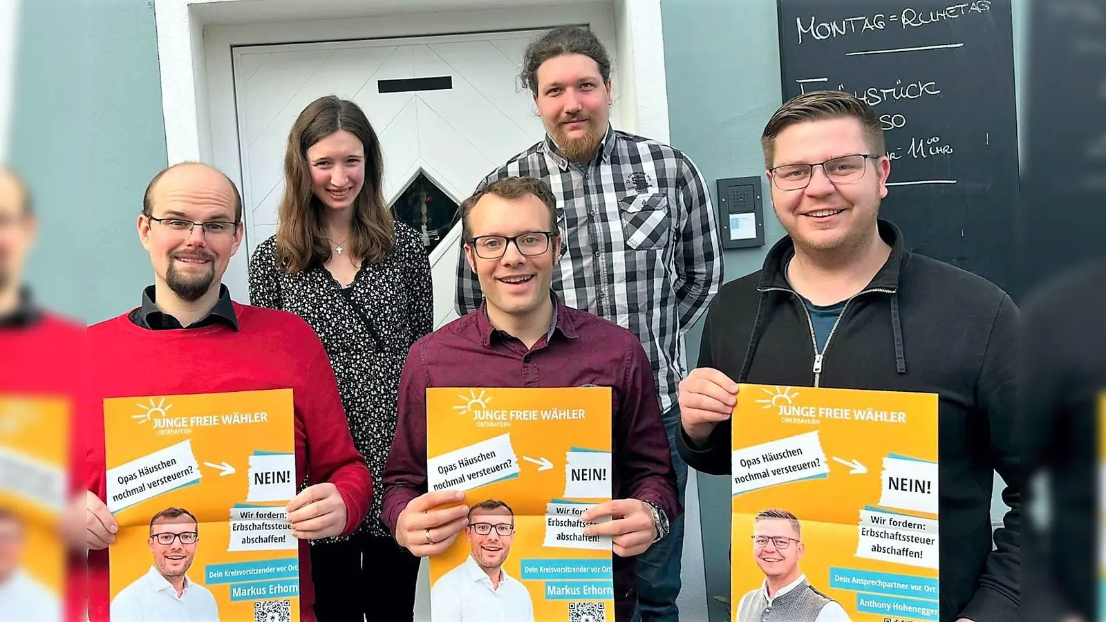Die Vorstandschaft (von li) Andreas Brüstle, Daniela Erhorn, Markus Erhorn, Lucas Kolodziej und Anthony Hohenegger. (Foto: FWD Dachau)