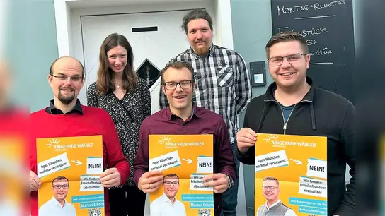 Die Vorstandschaft (von li) Andreas Brüstle, Daniela Erhorn, Markus Erhorn, Lucas Kolodziej und Anthony Hohenegger. (Foto: FWD Dachau)
