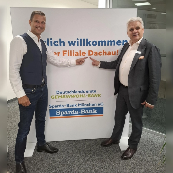 Jürgen Vogt, Filialleiter in Dachau (l.), und Peer Teske, Vertriebsvorstand Sparda Bank, sehen positiv für die Dachauer Filiale in die Zukunft. (Foto: Sparda Bank Dachau)