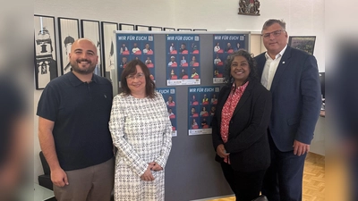 Dardan Kolic, Michaela Wintermayr-Greck, Diane Pohl und Stefan Löwl (v. l.) vor einem Auszug der Kampagne. (Foto:  LRA Dachau, Sina Török)