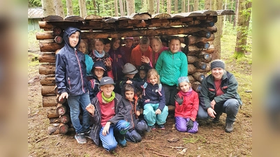 30 Kinder waren mit Försterin Katharina Nauderer im Wald unterwegs. (Foto: KJR Dachau)