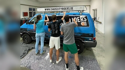 In Eigenleistung und mit viel Schweiß wurde der VW-Bus, das Markenzeichen der Chaoscityriders, erneuert. (Foto: Chaoscityriders)