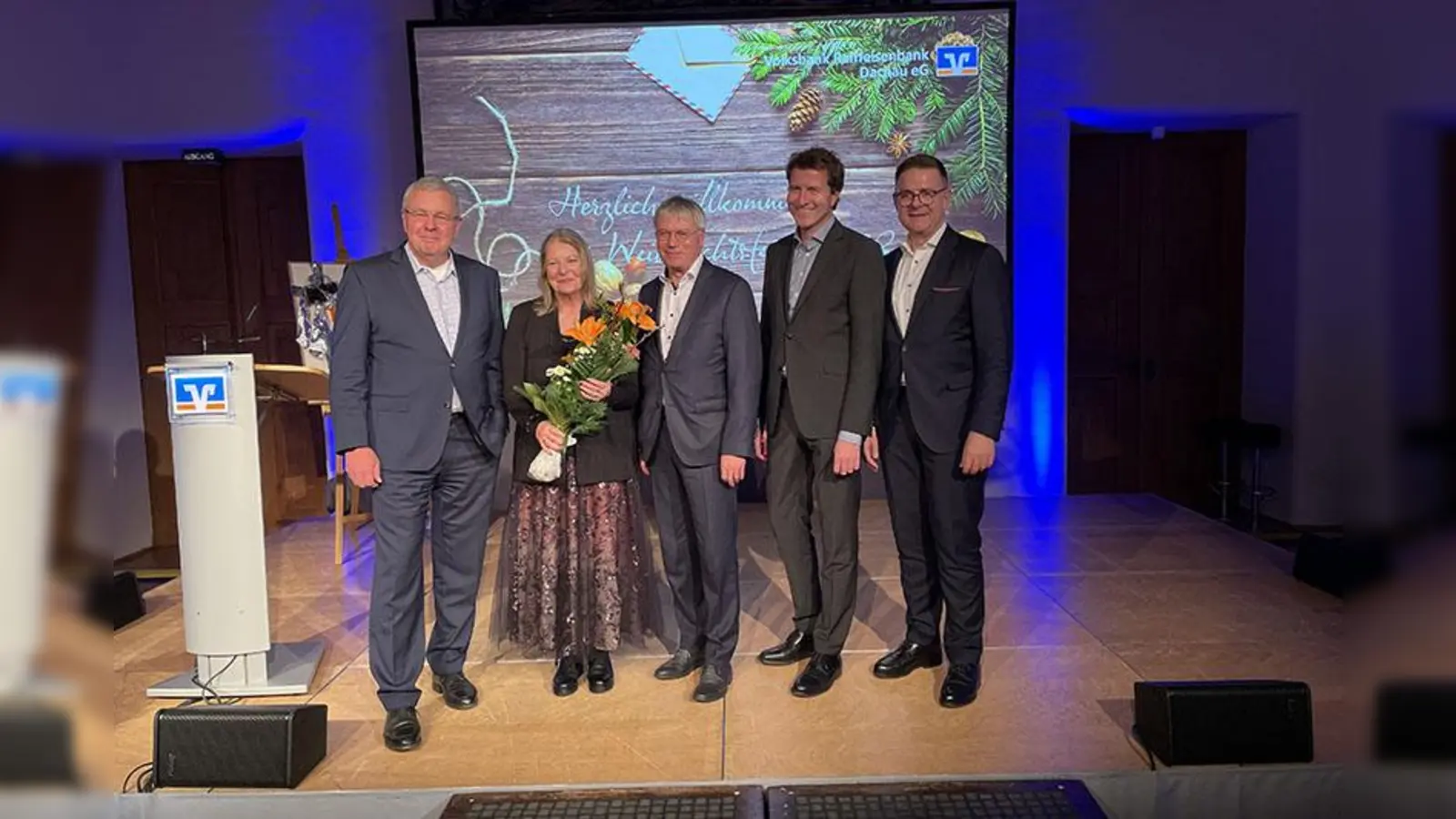 Karl-Heinz Hempel (3. von li) mit seiner Ehefrau Elisabeth und den Bankvorständen Thomas Höbel (li), Klaus Berger und Johann Schöpfel (re). (Foto: red)