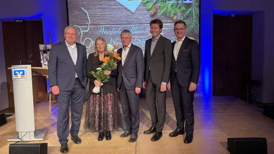 Karl-Heinz Hempel (3. von li) mit seiner Ehefrau Elisabeth und den Bankvorständen Thomas Höbel (li), Klaus Berger und Johann Schöpfel (re). (Foto: red)