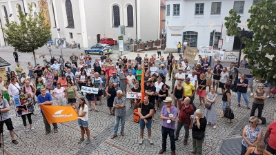 Rund 300 Menschen kamen am Dachauer Rathausplatz zusammen, um für Familie Esiovwa zu demonstrieren. (Foto: Seebrücke Dachau e.V.)