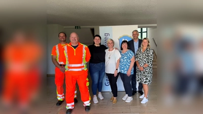 Christian Blatt (2. von rechts), 1. Bürgermeister, begrüßte die neuen Mitarbeitenden im Rathaus: Bauhofleiter Hubert Bader mit Andreas Traunfelder, Timeea Zuber, Antje Riesebeck, Rosi Pettinger, Gesamtleitung und Petra Aidelsburger (von links). (Foto: Gemeinde Erdweg)