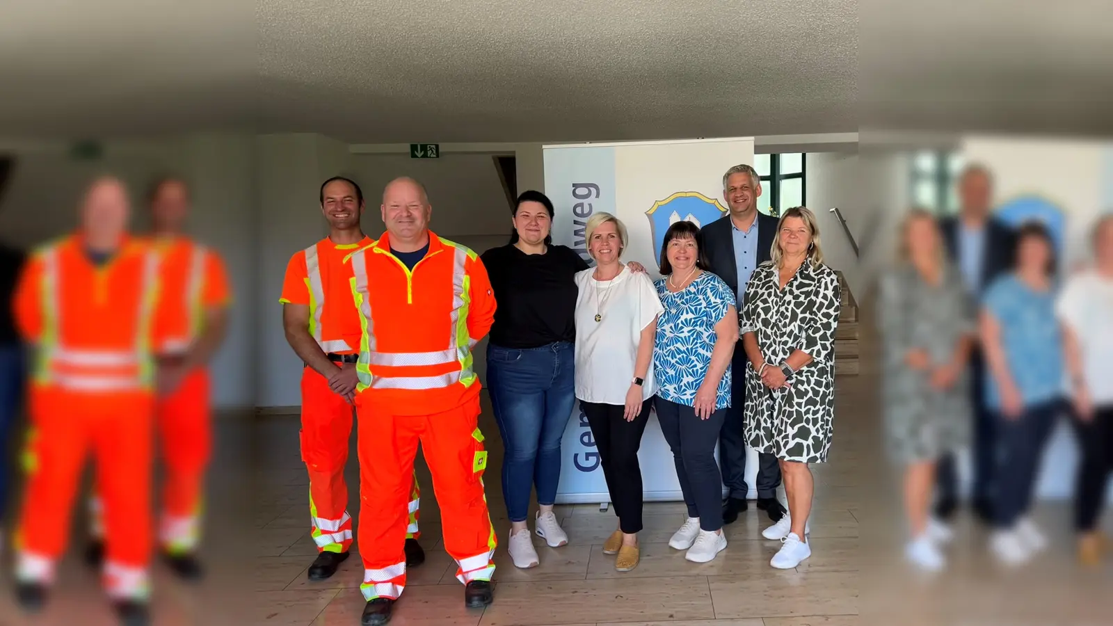 Christian Blatt (2. von rechts), 1. Bürgermeister, begrüßte die neuen Mitarbeitenden im Rathaus: Bauhofleiter Hubert Bader mit Andreas Traunfelder, Timeea Zuber, Antje Riesebeck, Rosi Pettinger, Gesamtleitung und Petra Aidelsburger (von links). (Foto: Gemeinde Erdweg)