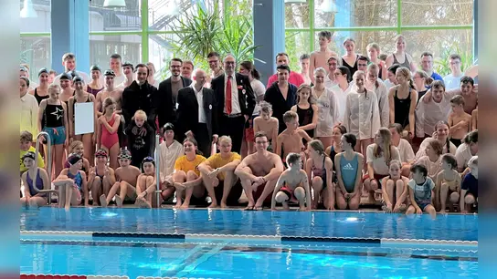 Max Frisch, Dennis Behrendt, Jörg Westermair und Bernhard Seidenath (von li) umringt von den Schwimmerinnen und Schwimmern vor dem Wettkampf. (Foto: BRK Dachau)