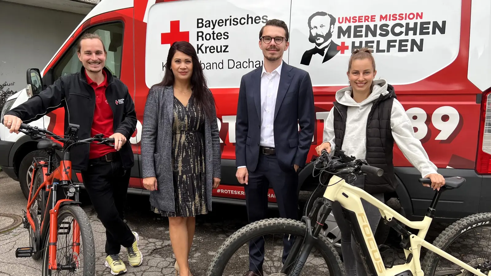 Max Frisch, Diana Tielman, Dennis Behrendt und Veronika Menzel (von li) mit den neuen Rädern. (Foto: BRK Dachau)