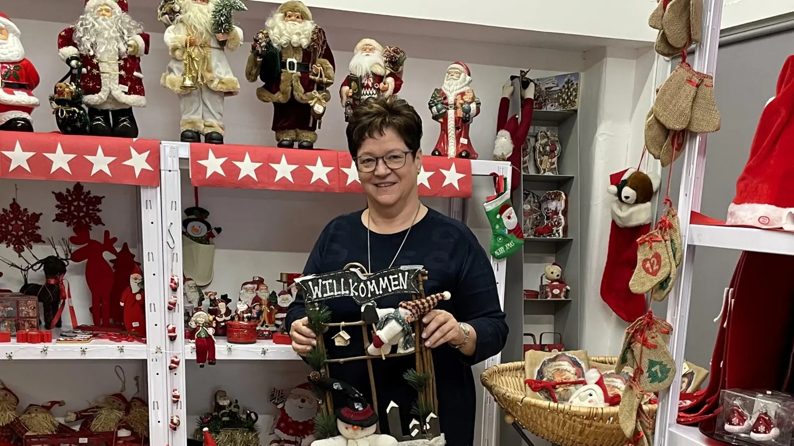 Brigitte Solleder im Weihnachtsmarkt der Tafel an der Brunngartenstraße 5. (Foto: BRK Dachau)