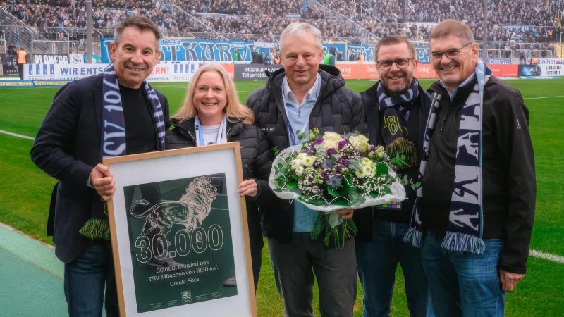 Das 30.000 Mitglied: Ursula Süss, links davon 1860-Präsident Gernot Mang, rechts Geschäftsführer Thomas Probst und die Vizepräsidenten Christian Dierl und Heinz Schmidt. (Foto: TSV 1860)