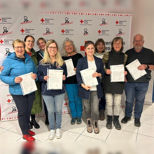 Helfer in der Not: Gabi Hartmann, Gaby Aichinger, Silke Bigelmaier, Sabrina Karlstetter, Irmgard Haas, Barbara Niedermeier, Angelika Mooseder, Gabriele Schünemann und Frank Schleicher (von links). Nicht auf dem Bild sind Monika Stifter und Marion Hauke.<br>  (Foto: BRK)