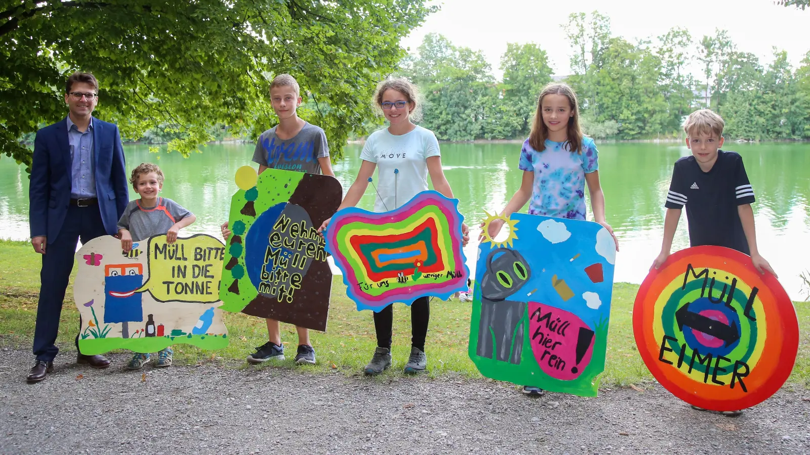 OB Florian Hartmann freut sich über die tollen Schilder, denn Müll gehört nicht in die Natur. (Foto: Stadt Dachau)
