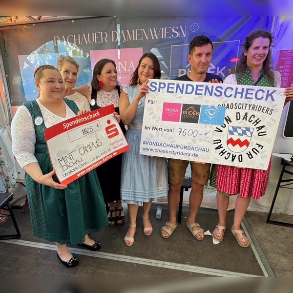 Bei der Scheckübergabe an Mint Campus und Chaoscityriders im letzten Jahr (von links): Melanie Ullmann, Eva Rehm, Susanne Rudek, Dagmar Markus sowie Tobias Pietzonka und Veronika Kasper (beide von den Chaoscityriders). (Foto: Damenwiesn)