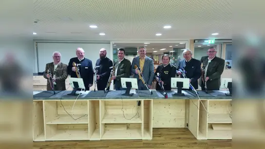 Ehrengauschützenmeister Altomünster Peter Haug, Gauschützenmeister Altomünster Joachim Stehr, Matthias Pucher, Hans Eisenhofer, Bürgermeister Christian Blatt, Josef Perchtold, Altbürgermeister Michael Reindl, Berzirks- und Gauschützenmeister Alfred Reiner (von li). (Foto: Gemeinde Erdweg)