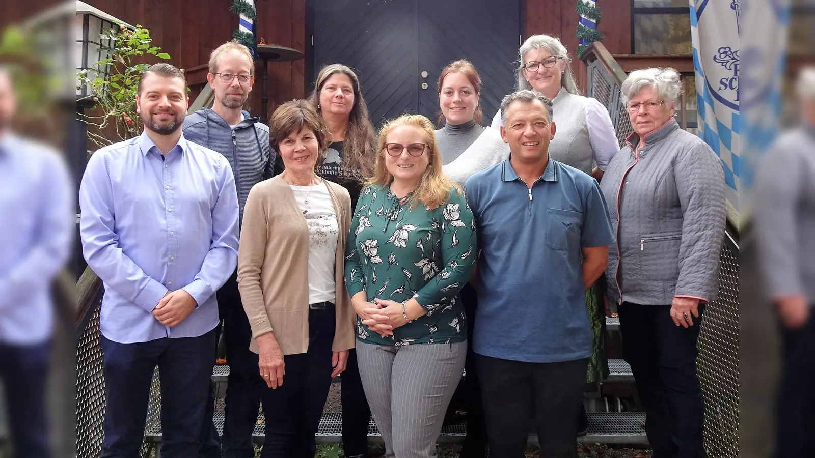 Neue Vorstandschaft (vorne von li) Marcel Pfister, Marlene Traunfelder, Katja Graßl, Franz Graßl und Martha Rohde, (hinten von li) Bernhard Fest, Ingrid Moosreiner, Sophie Rudolph und Hermine Eichner. (Foto: Katja Grassl)