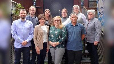 Neue Vorstandschaft (vorne von li) Marcel Pfister, Marlene Traunfelder, Katja Graßl, Franz Graßl und Martha Rohde, (hinten von li) Bernhard Fest, Ingrid Moosreiner, Sophie Rudolph und Hermine Eichner. (Foto: Katja Grassl)