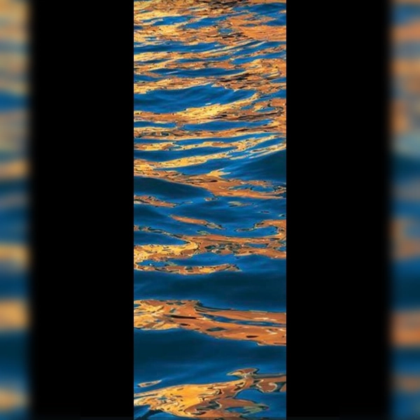 Ständig verändern sich Oberfläche und Farbe von Wasser.  (Foto: Andrea Göppel)