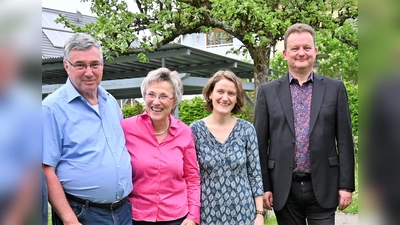 Abschied von der Caritas (von li) das Ehepaar Rainer Beyer und Maria Beyer-Dick, Heidi Schaitl (Caritas Dachau) und Axel Hannemann (Geschäftsleiter Caritas-Zentren Oberbayern). (Foto: Caritas)
