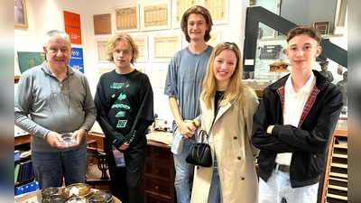 Dr. Walter Koch (li) erklärte den jungen Besuchern die historischen Schätze im Bankmuseum.  (Foto: VR Bank Dachau)