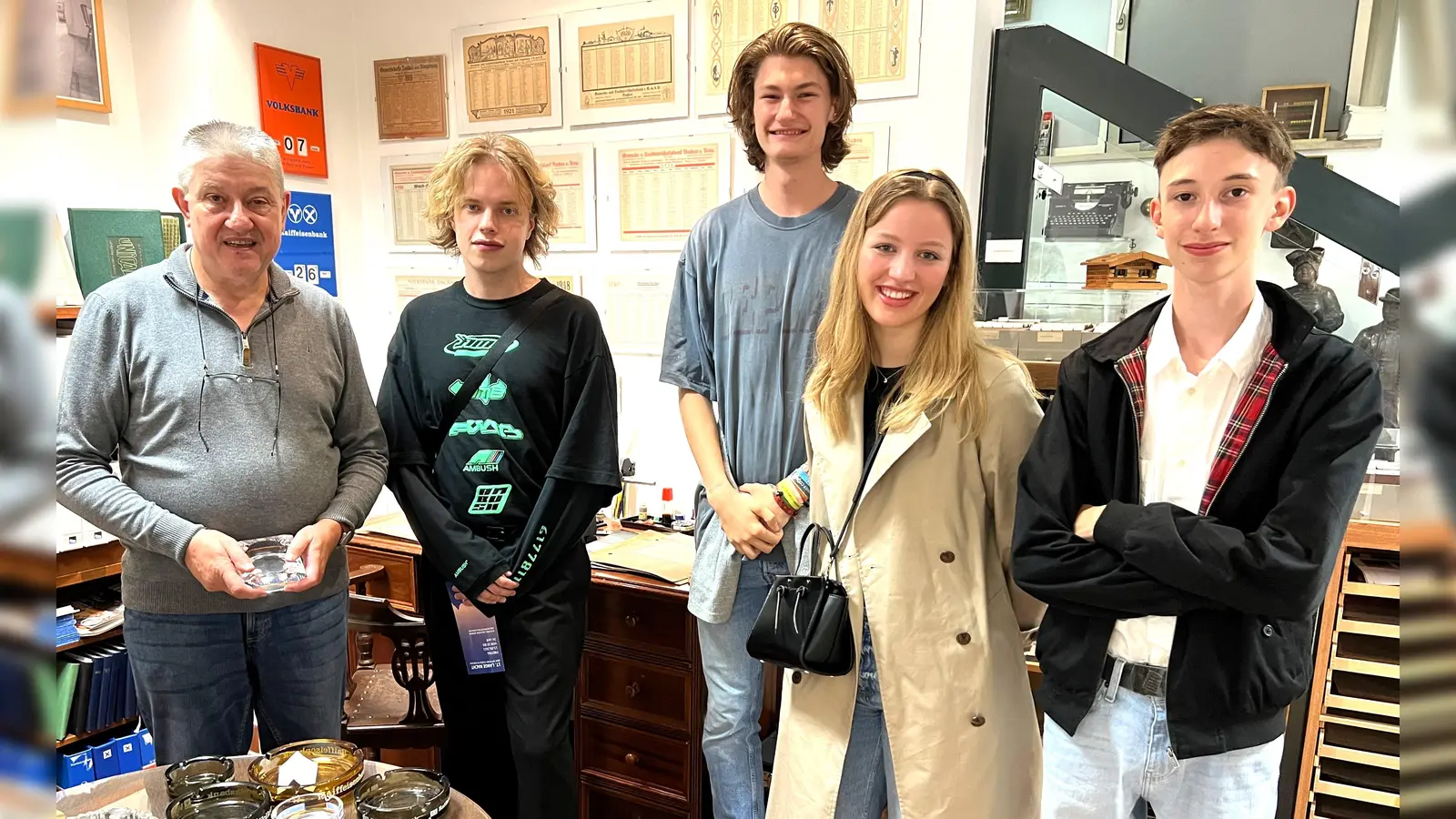 Dr. Walter Koch (li) erklärte den jungen Besuchern die historischen Schätze im Bankmuseum.  (Foto: VR Bank Dachau)