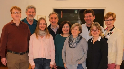 Die Hauptamtlichen Markus Grimm (4. von links), Martina Schlüter (4. von rechts) und Walter Hechenberger (3. von rechts) präsentierten die sechs neuen Ehrenamtlichen in der Seelsorge.  (Foto: Seelsorge-Team Dachau)