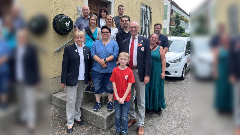 Der BRK-Kreisvorsitzende Bernhard Seidenath (r.) und seine Stellvertreterin Angelika Gumowski (l.) mit den Neu-Rotkreuzlern. Vorne in der Mitte Elias. Dahinter Vesna Jovovic, Eva Jaser, Carmen Lederer, Nicole Beckmann (verdeckt) und Dennis Behrendt. Rechts außen: Mandy Jödicke und Björn Moldenhauer. Hinten: Hans und Hannelore Salvermoser und Julian Köhler.  (Foto: BRK - Kreisverband Dachau)