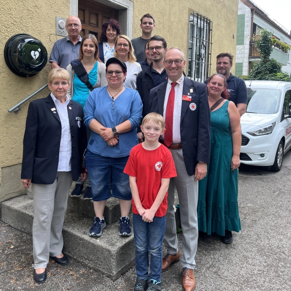 Der BRK-Kreisvorsitzende Bernhard Seidenath (r.) und seine Stellvertreterin Angelika Gumowski (l.) mit den Neu-Rotkreuzlern. Vorne in der Mitte Elias. Dahinter Vesna Jovovic, Eva Jaser, Carmen Lederer, Nicole Beckmann (verdeckt) und Dennis Behrendt. Rechts außen: Mandy Jödicke und Björn Moldenhauer. Hinten: Hans und Hannelore Salvermoser und Julian Köhler.  (Foto: BRK - Kreisverband Dachau)