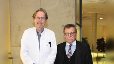 Dr. Christian Lechner, Chefarzt der Neurologie am Helios Amper-Klinikum Dachau und Vorsitzender des Parkinson-Netzwerks Dachau/München Nord (li) und Karl Walter, Leiter der Selbsthilfegruppe Parkinsontreff Karlsfeld-Dachau. (Foto: Helios)