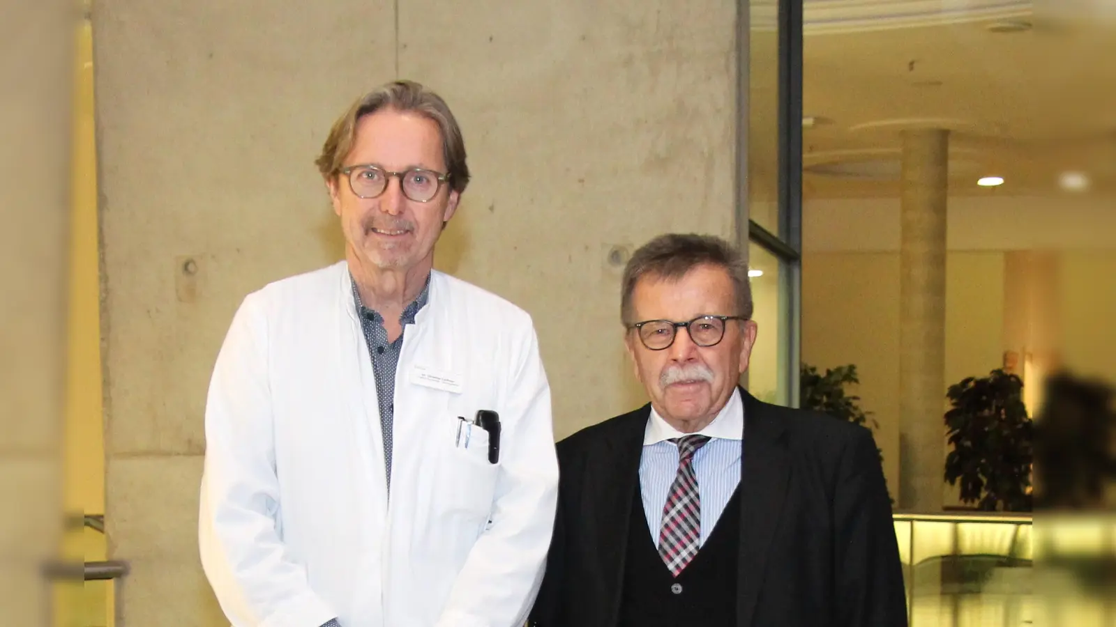 Dr. Christian Lechner, Chefarzt der Neurologie am Helios Amper-Klinikum Dachau und Vorsitzender des Parkinson-Netzwerks Dachau/München Nord (li) und Karl Walter, Leiter der Selbsthilfegruppe Parkinsontreff Karlsfeld-Dachau. (Foto: Helios)