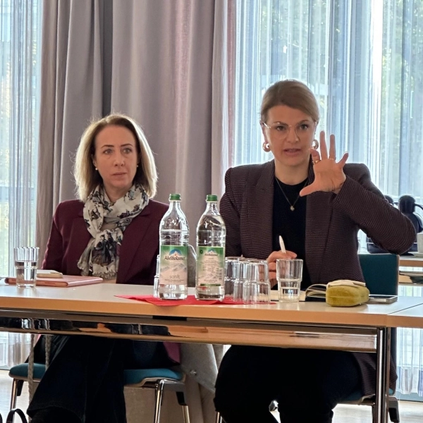 Stephanie Burgmaier (l.) und MdB Katrin Staffler im Caritas-Zentrum. (Foto: Caritas)