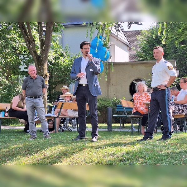 Helmut Rez, Stiftungsvorstand der Josef-Kiener-Stiftung; Till Pabst, Heimleitung des Caritas Pflegeheims Marienstift; Polizeihauptmeister Matthias Mairhofer der Bereitschaftspolizei (von links). (Foto: Caritas)