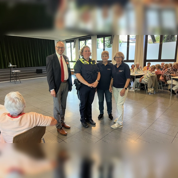 Die Polizeihauptmeisterin Elke Sigl (2. v. l.) mit Bernhard Seidenath, Angelika Gumowski und Sonja Grieser. (Foto: BRK Kreisverband Dachau)