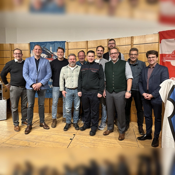Die Dachauer Feuerwehr ehrte Mitglieder, die seit vielen Jahren in ihren Reihen tätig sind (von links): Mathias Glück, Kommandant Thomas Hüller, Clemens Hüller, Ernst Reischl, Wolfgang Rönsch, Maximilian Reimoser, Thomas Peters, Stefan Argow, Vorstandsvorsitzender Florian Reiter, Ludwig Holze, Oberbürgermeister Florian Hartmann. (Foto: FFW)