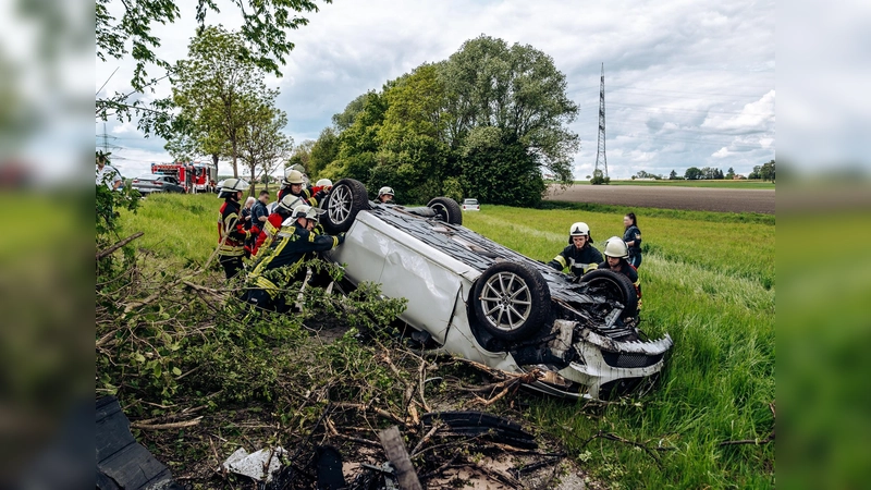 Der Mercedes überschlug sich, aber es wurde kein Insasse eingeklemmt. (Foto: Kreisbrandinspektion Dachau)