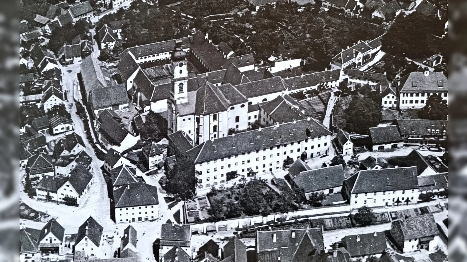 Eine Luftbildaufnahme zeigt das Kloster. (Foto: Fotoarchiv Baumann)
