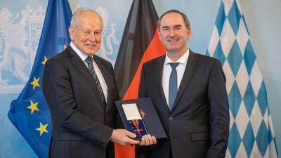 Wirtschaftsminister Hubert Aiwanger mit Wilhelm Kirchensteiner (links). (Foto: StMWi/A. Heddergott)