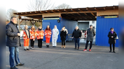 Landrat Stefan Löwl bedankt sich für den Einsatz im Testzentrum Markt Indersdorf. (Foto: LA Dachau / Silke Fendt)