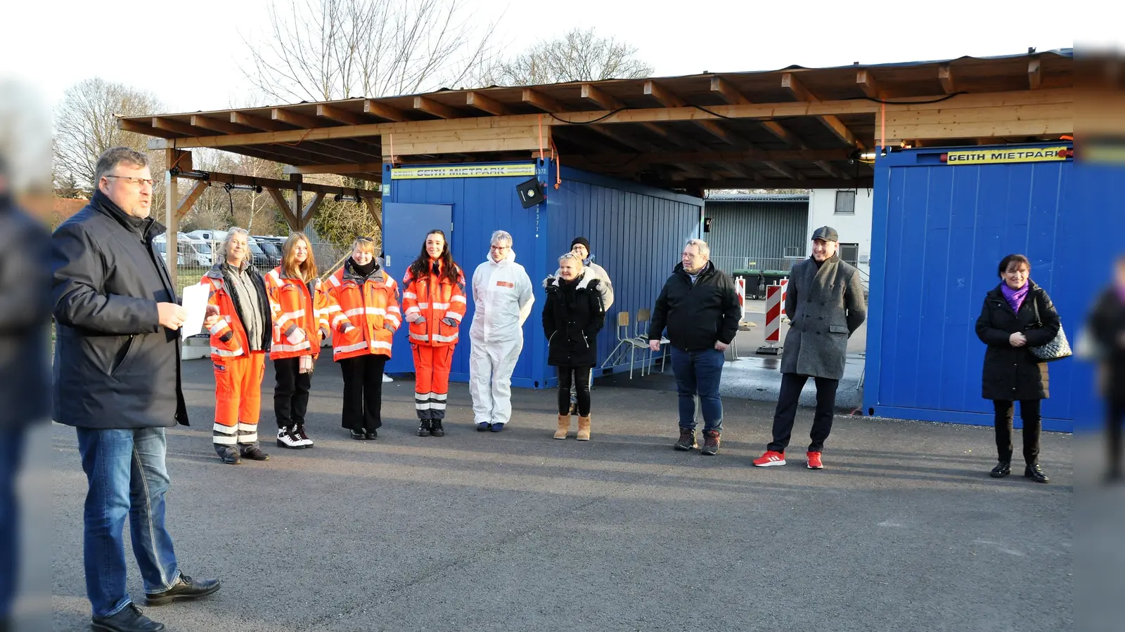 Landrat Stefan Löwl bedankt sich für den Einsatz im Testzentrum Markt Indersdorf. (Foto: LA Dachau / Silke Fendt)